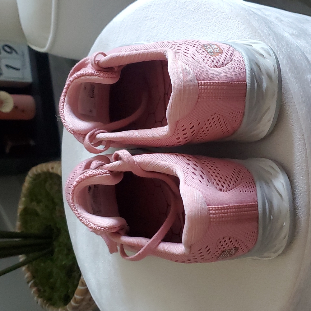 New Balance ARISHI fresh foam sneakers Womens Size 9 in Excellent Condition!!!